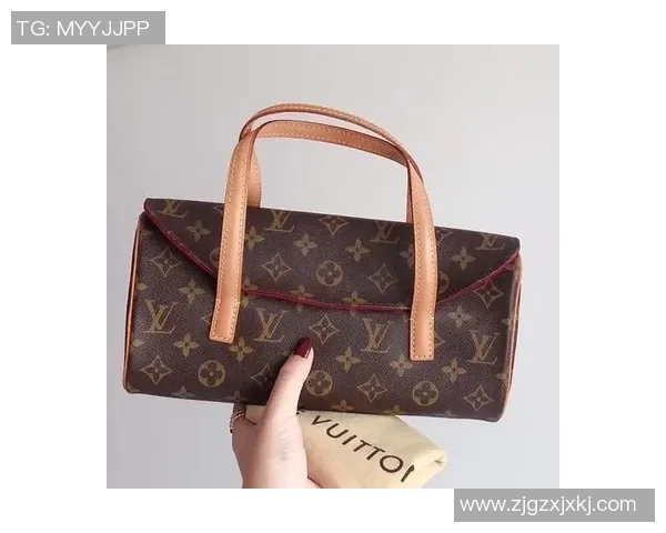 足球明星专属lv盥洗包时尚潮流新选择尽显运动魅力与奢华风范